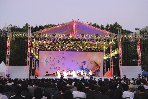 6월 15일 광주 조선대학교 대운동장에서 6·15공동선언 6돌기념 남북축하공연이 2만여명의 시민들이 참여한 가운데 열렸다. 